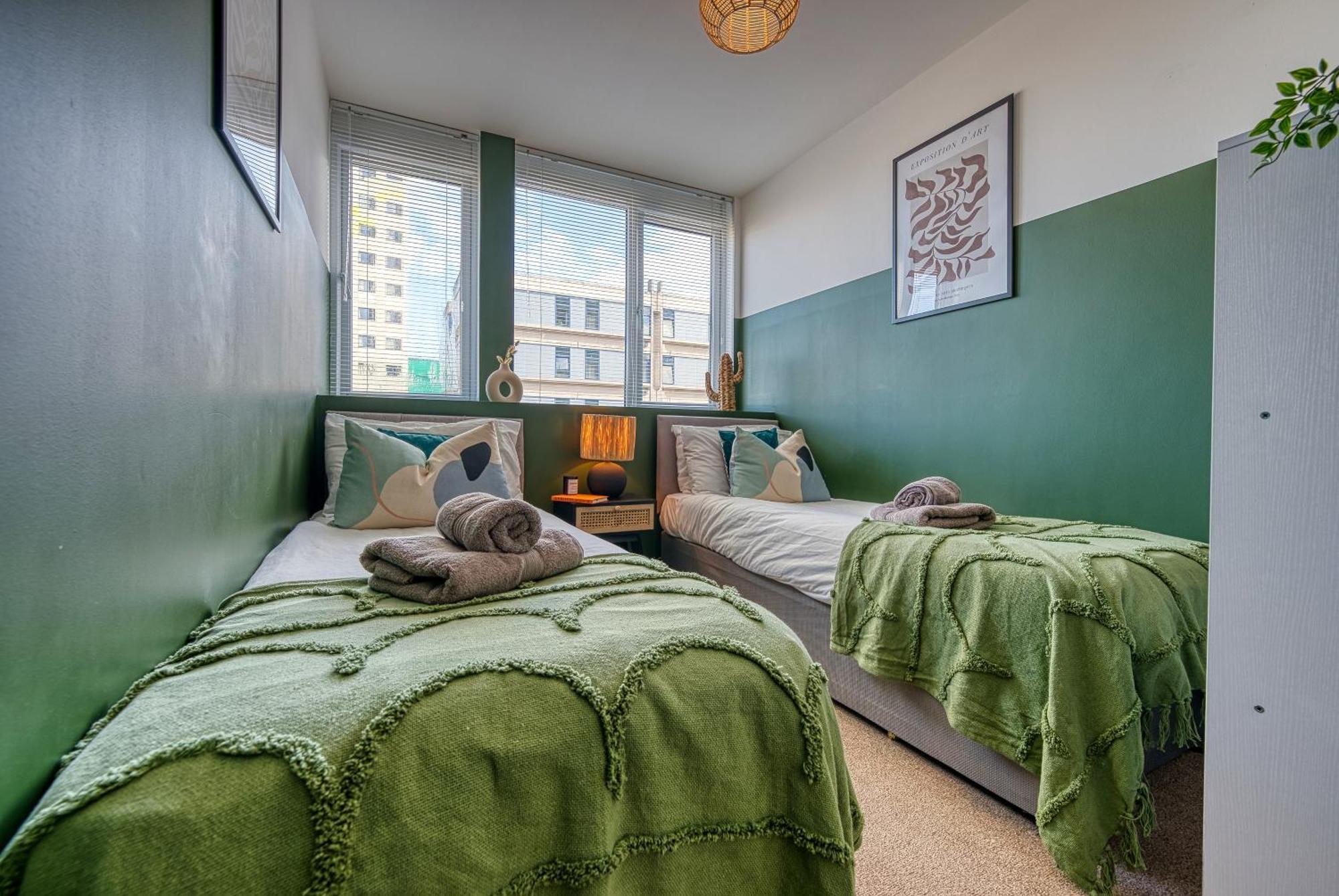 Easter Special Offer!! Cosy 2-Br Stunning City Apartment, Spacious, Sleeps 6, With Onsite Parking - Near Gunwharf Quays & Beach - By Blue Puffin Stays 포츠머스 외부 사진
