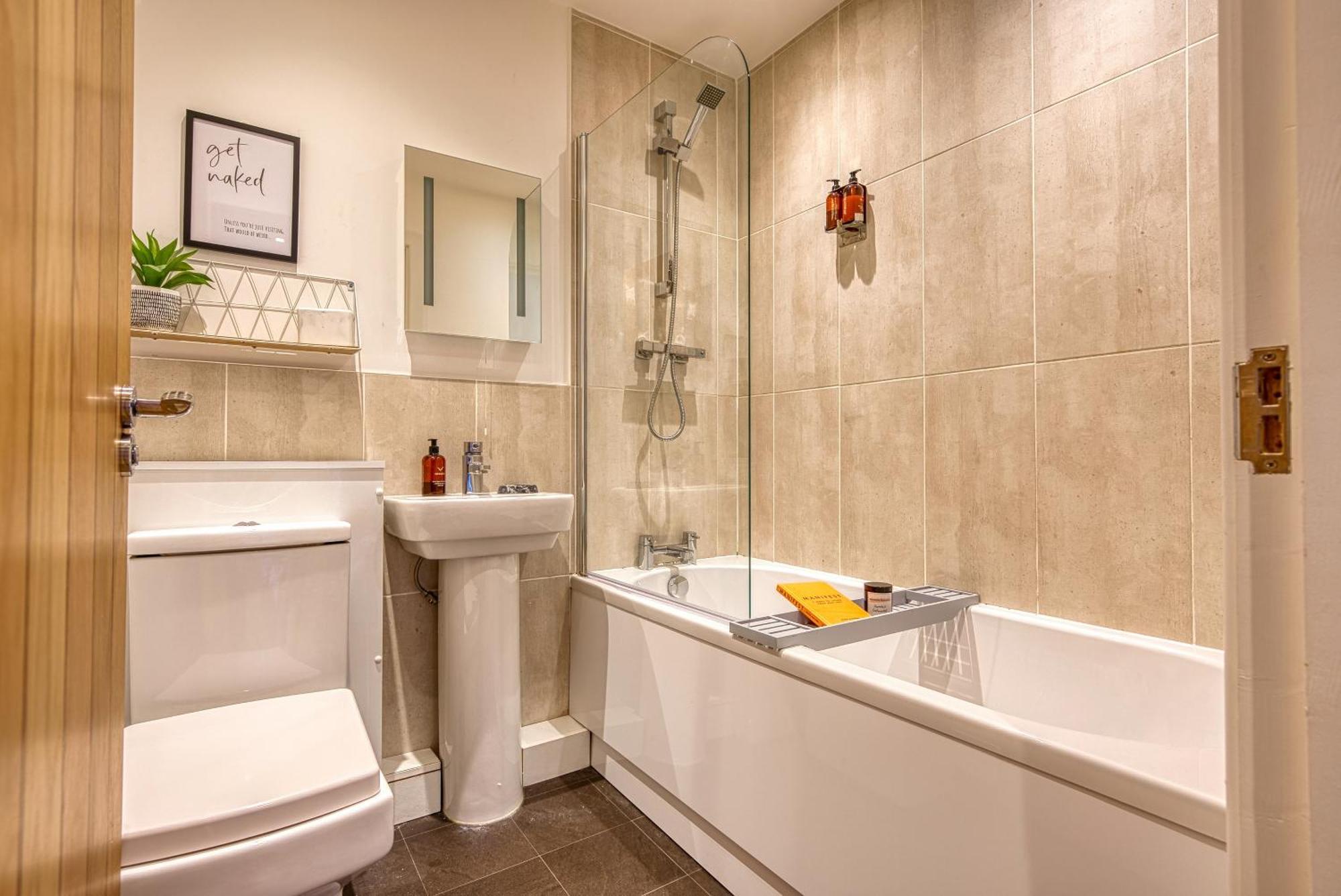 Easter Special Offer!! Cosy 2-Br Stunning City Apartment, Spacious, Sleeps 6, With Onsite Parking - Near Gunwharf Quays & Beach - By Blue Puffin Stays 포츠머스 외부 사진