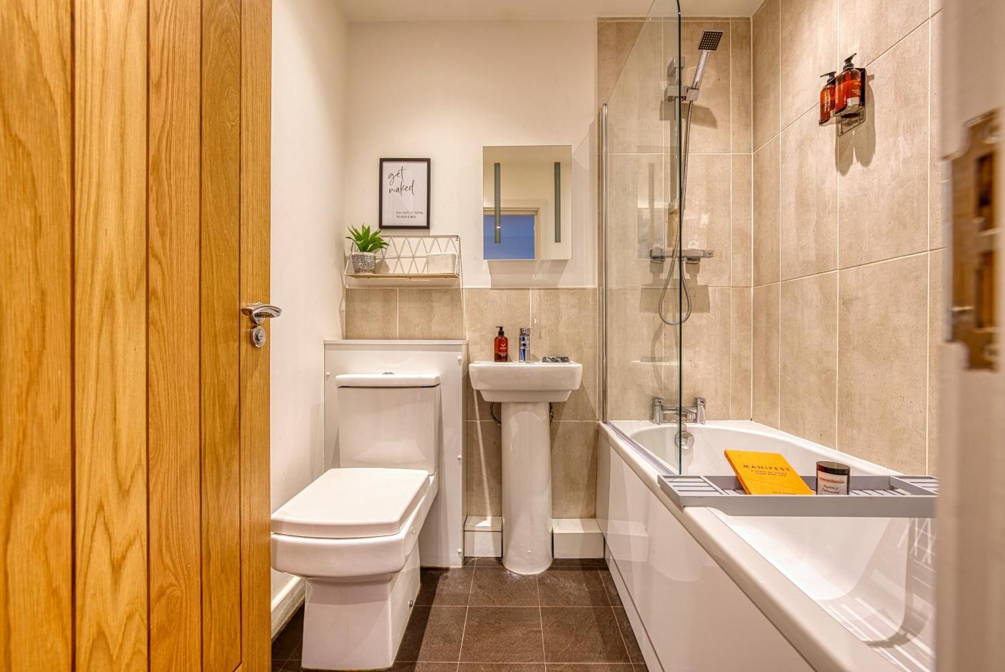Easter Special Offer!! Cosy 2-Br Stunning City Apartment, Spacious, Sleeps 6, With Onsite Parking - Near Gunwharf Quays & Beach - By Blue Puffin Stays 포츠머스 외부 사진