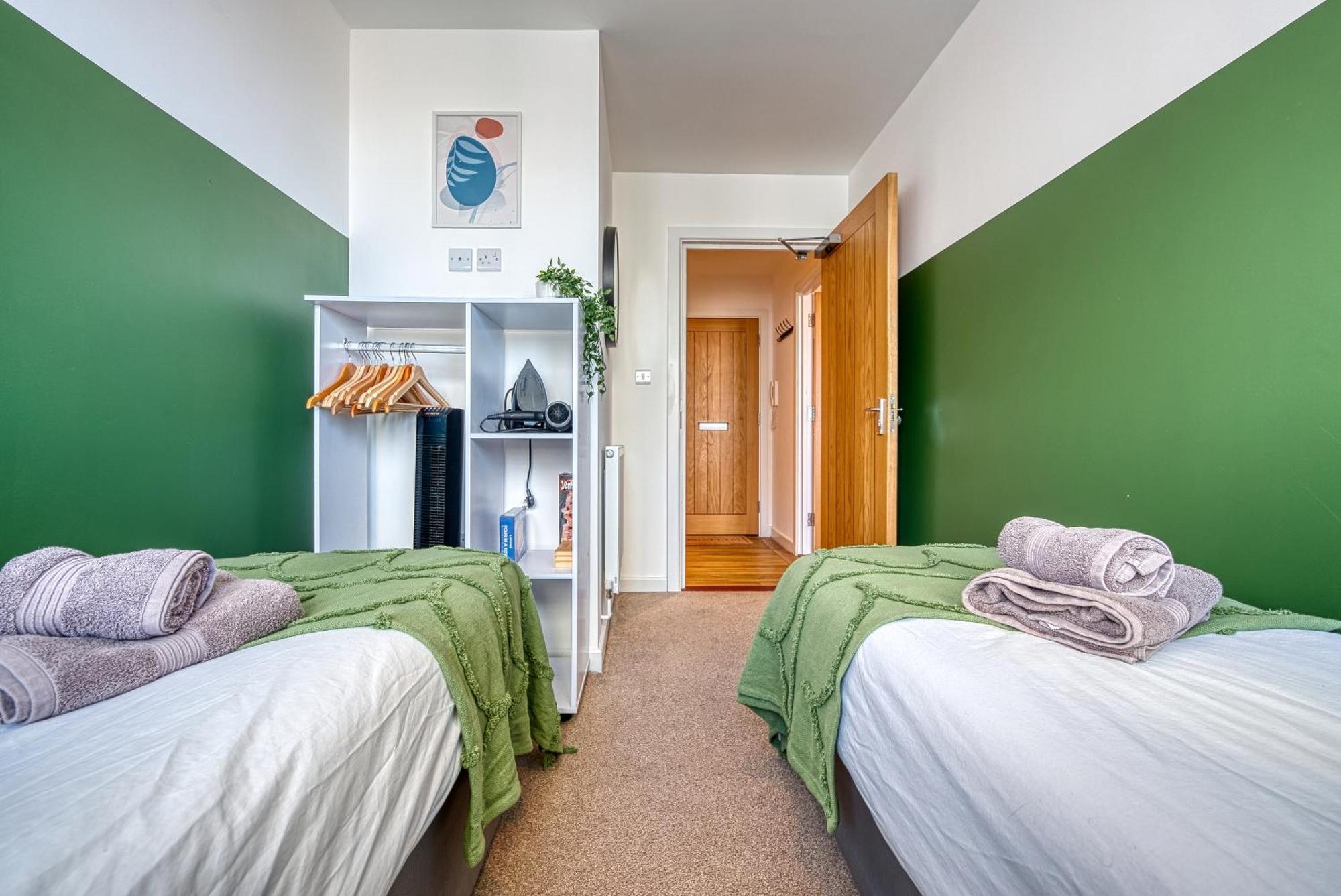 Easter Special Offer!! Cosy 2-Br Stunning City Apartment, Spacious, Sleeps 6, With Onsite Parking - Near Gunwharf Quays & Beach - By Blue Puffin Stays 포츠머스 외부 사진