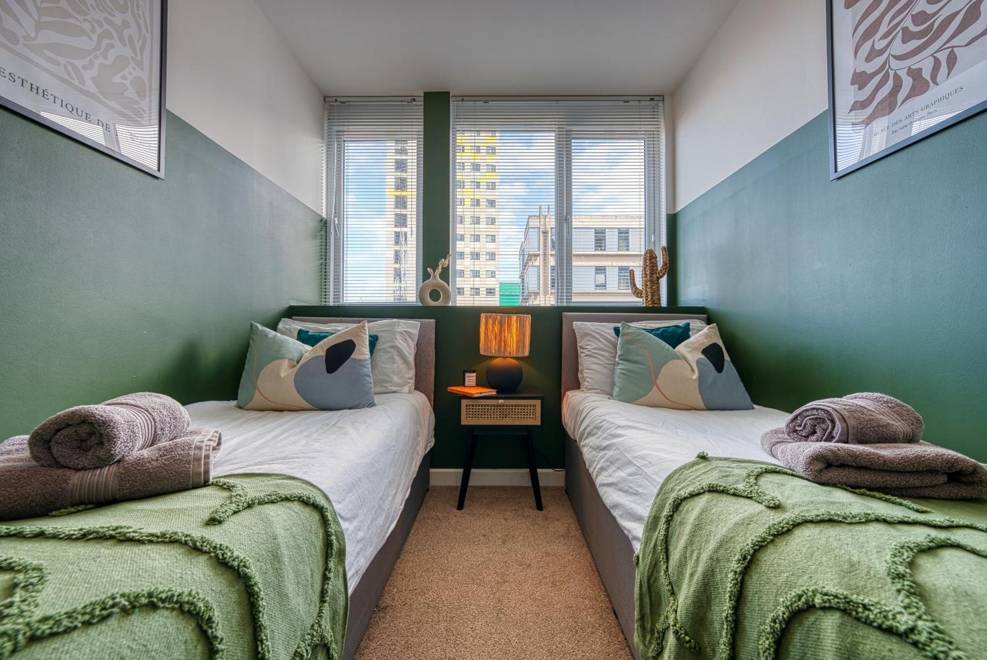 Easter Special Offer!! Cosy 2-Br Stunning City Apartment, Spacious, Sleeps 6, With Onsite Parking - Near Gunwharf Quays & Beach - By Blue Puffin Stays 포츠머스 외부 사진